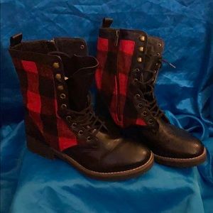 Red and black plaid boot with leather size 9M.
